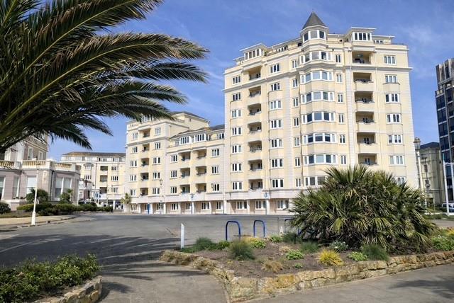 2 Bedroom Apartment. Grand Parade in Eastbourne,  19